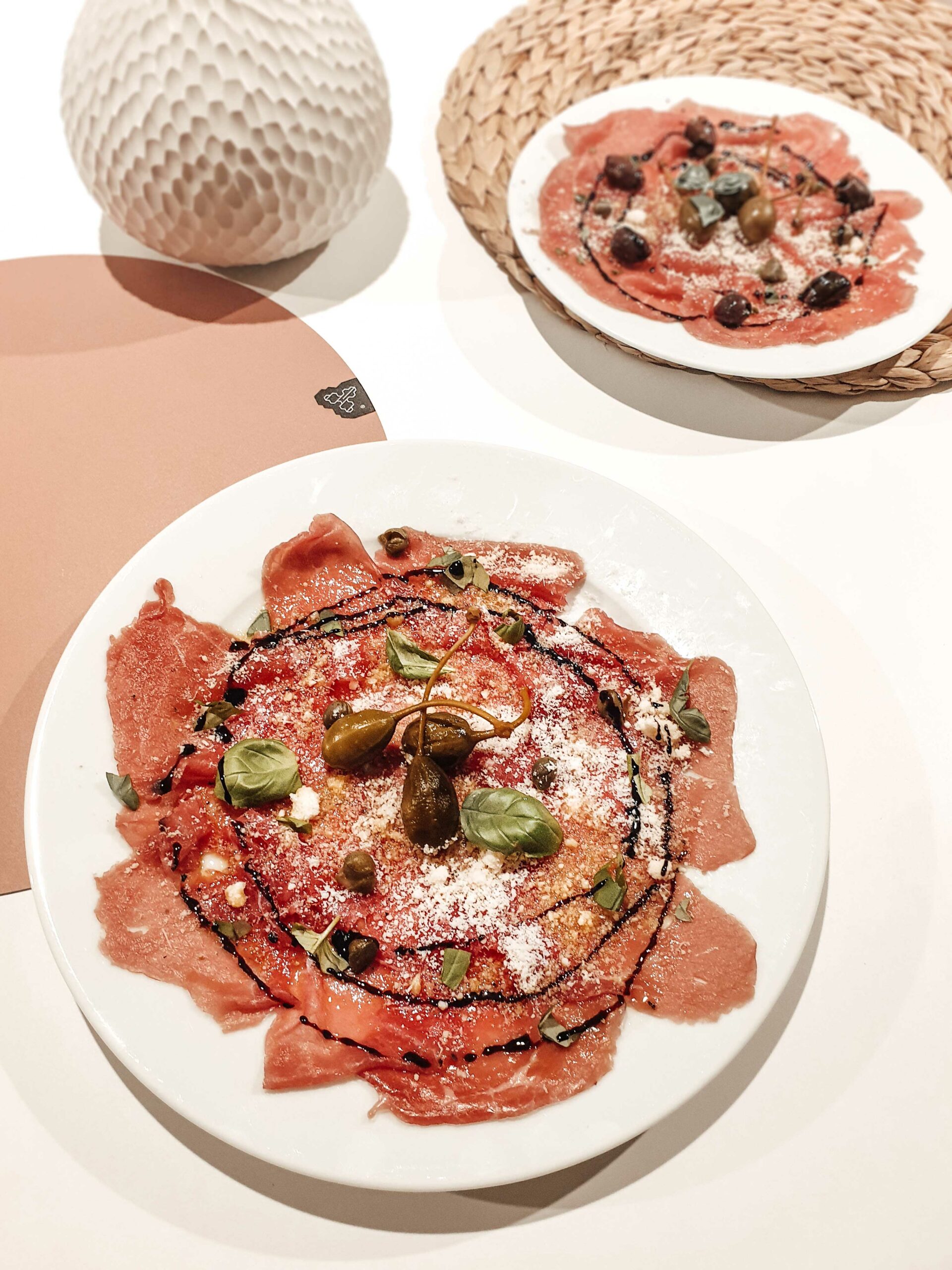 Hovězí carpaccio s parmazánem a kapary Hovězí carpaccio s parmazánem a kapary