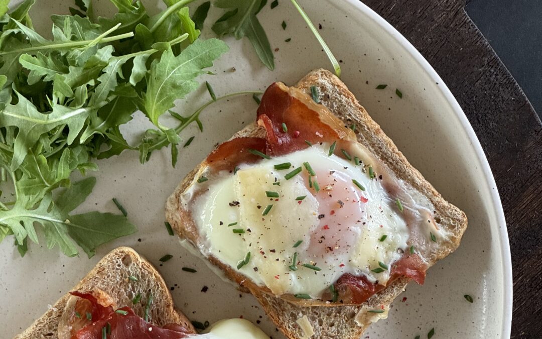 Zapečený toast s parmskou šunkou, vejcem a parmazánem