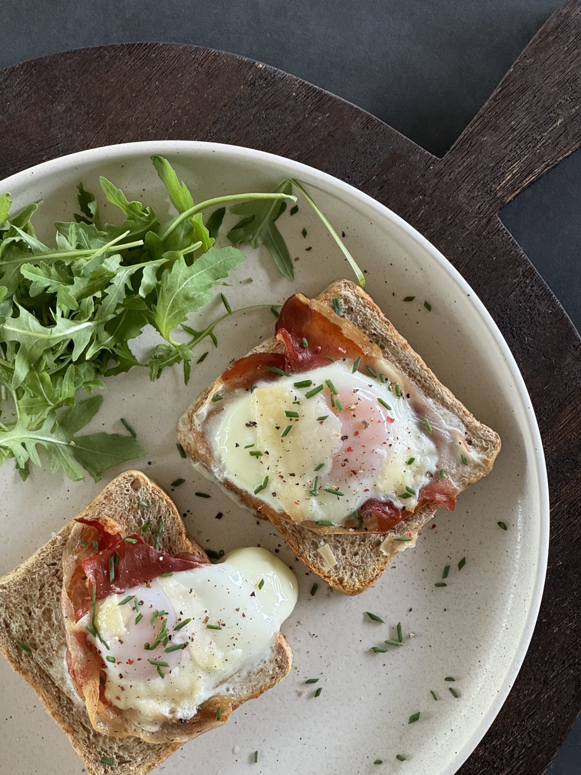 Zapečený toast s parmskou šunkou, vejcem a parmazánem Zapečené toasty s parmskou šunkou, vejci a parmazánem