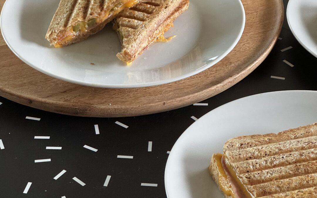 Toasty s jalapeño, chedarem a šunkou