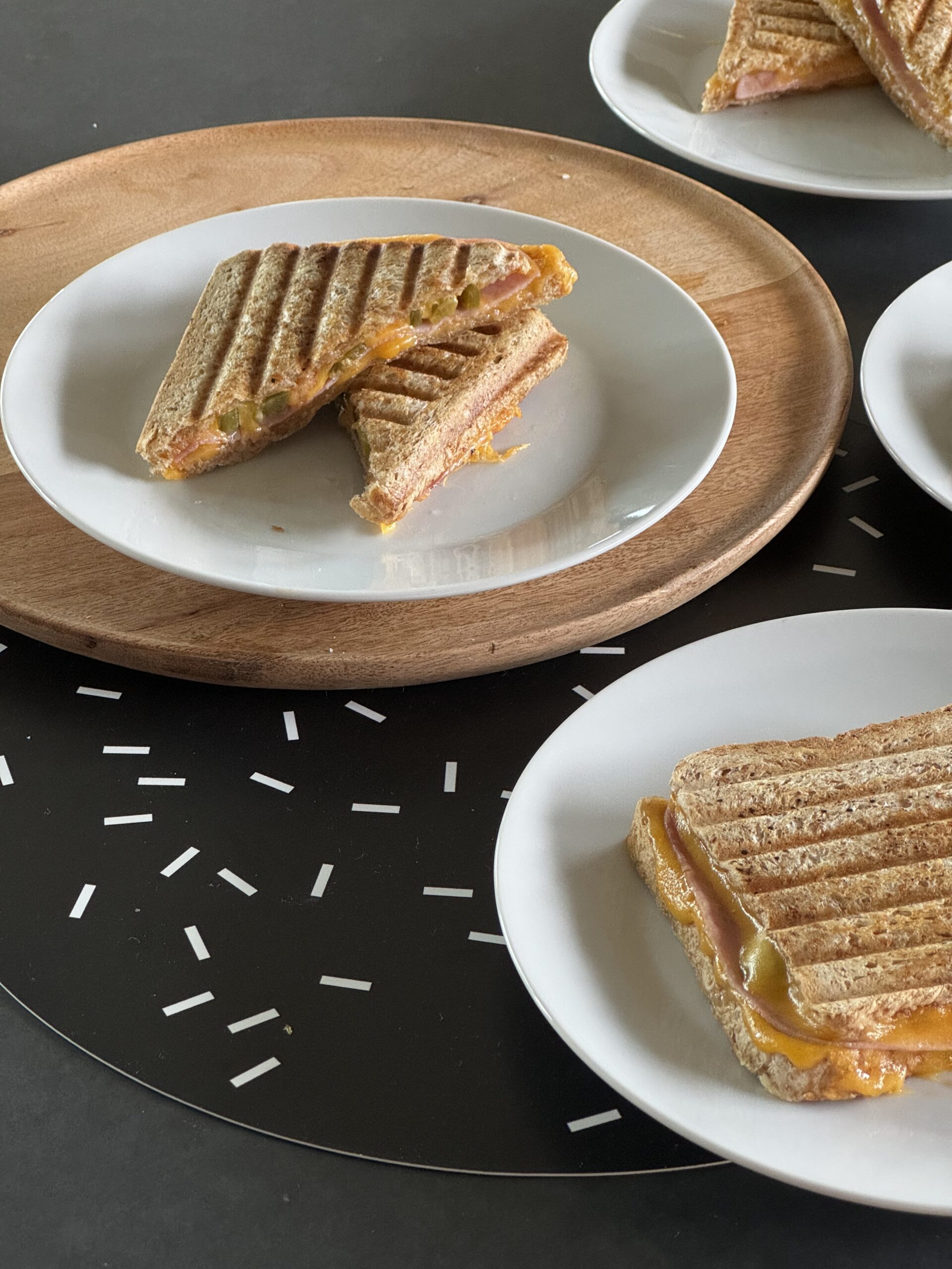 Celozrnné toasty se šunkou, chedarem a jalapeno Celozrnné toasty se šunkou, chedarem a jalapeno